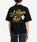 Un papier kid en papier et des polos noirs