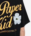 Un papier kid en papier et des polos noirs
