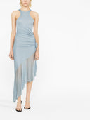 I'm Het dragen van een roze midi -jurk.