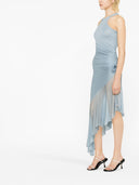 I'm Het dragen van een roze midi -jurk.