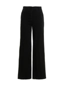 Jeans de piernas abiertas desnudas