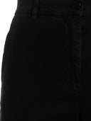 Jeans de piernas abiertas desnudas