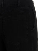 Jeans de piernas abiertas desnudas