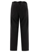 Et des pantalons plissés errant