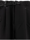Et des pantalons plissés errant