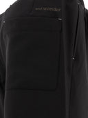 Et des pantalons plissés errant