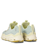 En fonctionnant des baskets "Cloudaway"