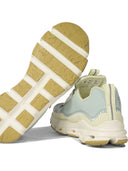 En fonctionnant des baskets "Cloudaway"