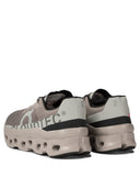 Beim Ausführen von "Cloudmonster" -Sneakers