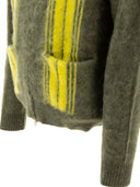 인간은 지퍼 가디건을 만들었습니다