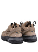 Zapatillas de zapatillas de salomón y resbalando