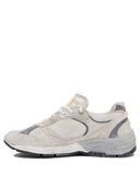Sneakers Golden Goose et glissade