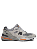 Neue Balance -Turnschuhe und anziehen
