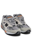 Neue Balance -Turnschuhe und anziehen