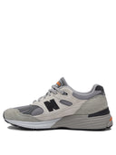 Neue Balance -Turnschuhe und anziehen