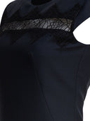 Alexander McQueen si veste