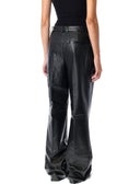 Los pantalones de la prenda negros