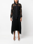 Autoportret czarna koronkowa koszula cipki