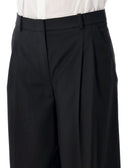 I pantaloni dei vestiti neri