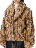 Los abrigos de prenda marrón