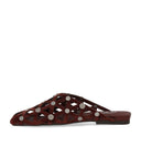 Flache Mules in Burgunderrot mit Ash Bone-Motiv