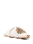 Stark shierling och läder korsade sandaler