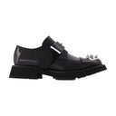 Mocasines con pernos en cuero negro