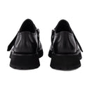 Mocasines con pernos en cuero negro