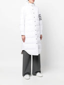 Thom Browne Daunen-Hemdkleid mit Kapuze unterhalb des Knies und 4 Bars aus Military-Ripstop