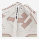 Fuera de zapatillas blancas fuera de la oficina