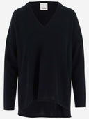 Gegen den Kaschmirpullover anspielend