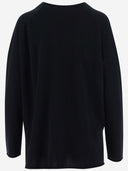 Gegen den Kaschmirpullover anspielend