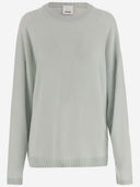 Gegen den Kaschmirpullover anspielend