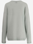 Gegen den Kaschmirpullover anspielend