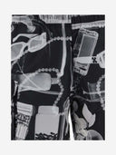 グラフィックパターンを備えた白い水着オフ