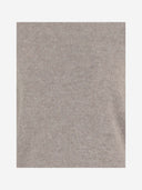 Gegen Kaschmirpullover anspielend