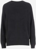 Legen Sie den Kaschmir und den Seidenpullover an