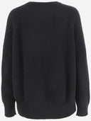 Legen Sie den Kaschmir und den Seidenpullover an