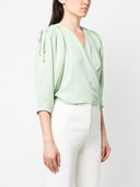 Véronique Leroy sammelte Schulter gekreuzte Oberseite