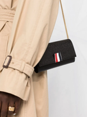 Thom Browne Umhängetasche aus Leder mit Logo-Patch