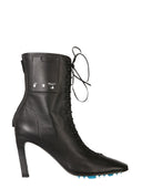 Des bottes blanches avec des lacets