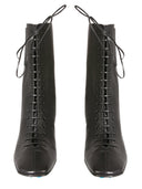 Des bottes blanches avec des lacets
