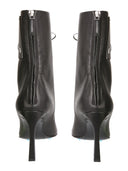 Des bottes blanches avec des lacets