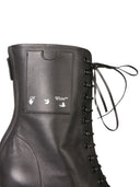 Des bottes blanches avec des lacets
