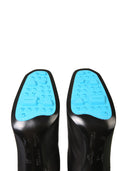 Des bottes blanches avec des lacets