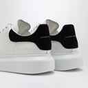 Alexander MC Königin Weiß und Schwarz übergroße Turnschuhe