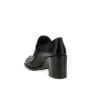 حذاء برادا الجلدي ذو الشعار