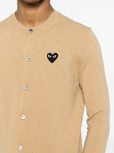 Comme des Garçons gioca a maglia emblema nera rotonda