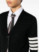 Thom Browne Cardigan Coupe Relax à Col V Avec Rayures À 4 Barres En Fine Laine Mérinos Avec Liseré