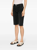 원시 컷 데님 반바지를 프레임합니다